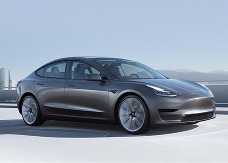 Das Armaturenbrett des Tesla Model Y weist auf ein Problem mit der Bremsflüssigkeit hin!